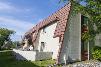 Aragon Apartments in Wichita, KS - Foto de edificio - Building Photo