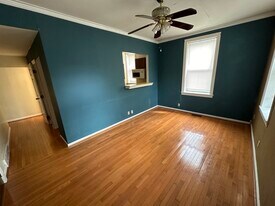 8 W Hollister St, Unit 8 West Hollister Apt 2 in Cincinnati, OH - Building Photo