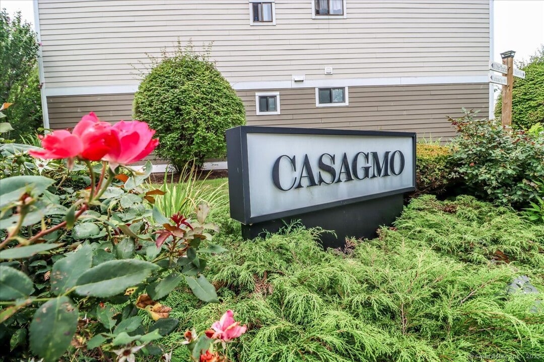 64 Lawson Ln in Ridgefield, CT - Building Photo