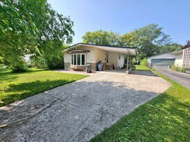 86 Tulane Bay in Winnipeg, MB - Building Photo