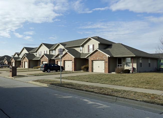 Oakwood Heights Townhomes in Republic, MO - Building Photo - Building Photo