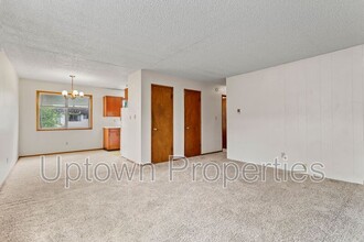 8055 NE Flanders St in Portland, OR - Building Photo - Building Photo