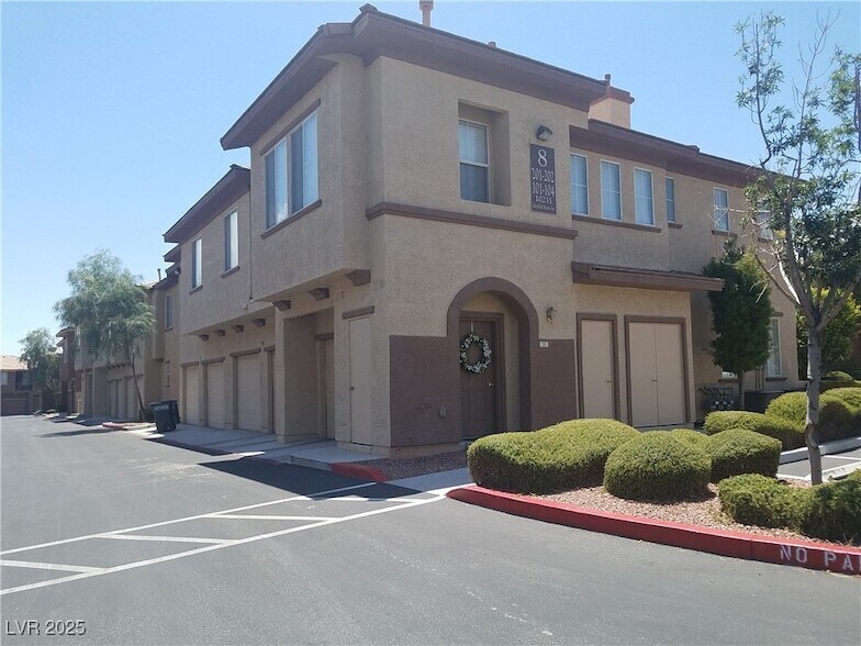 10230 Deerfield Beach Ave in Las Vegas, NV - Foto de edificio