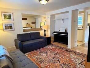 396 Upper Main St, Unit Upper Main Street Apt. 1 in Morristown, VT - Foto de edificio - Building Photo