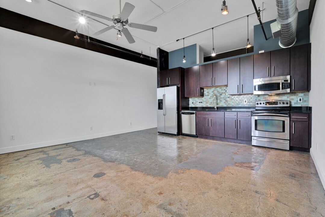 831 S Flores St in San Antonio, TX - Building Photo