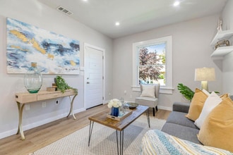 336 E Washington Ave in Sunnyvale, CA - Foto de edificio - Building Photo