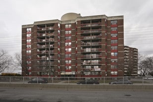 St Laurent Sqaure in Ottawa, ON - Building Photo