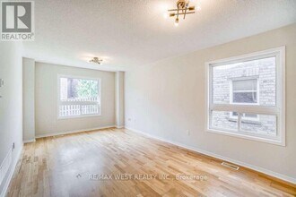 256 Brisdale Dr in Brampton, ON - Building Photo - Building Photo