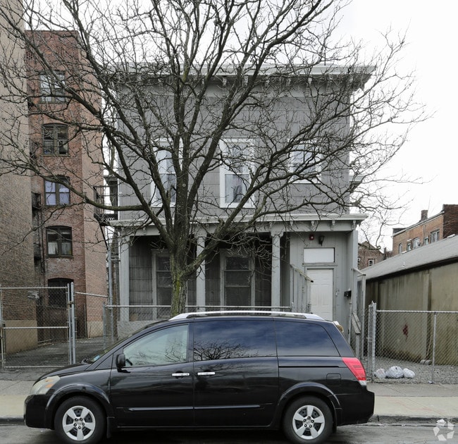 276 Broadway in Paterson, NJ - Foto de edificio - Building Photo