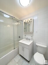 E 89 St, Unit 7H in New York, NY - Foto de edificio - Building Photo