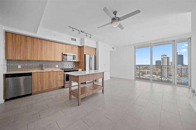 2150 N Bayshore Dr, Unit 2303 in Miami, FL - Building Photo - Building Photo