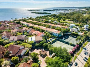 2000 S Bayshore Dr in Miami, FL - Building Photo - Building Photo