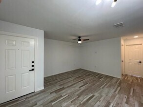 2717 N Arkansas Ave-Unit -3 in Laredo, TX - Building Photo - Building Photo