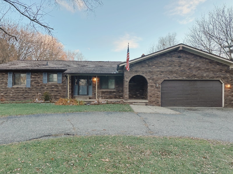 59415 Grand River Ave in New Hudson, MI - Foto de edificio