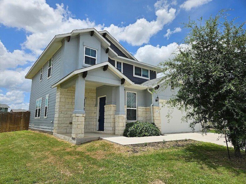 210 Four Star Dr in Elgin, TX - Foto de edificio