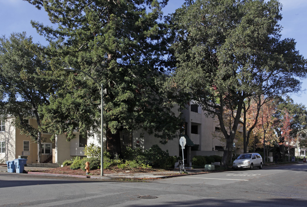 483 Forest Ave in Palo Alto, CA - Foto de edificio