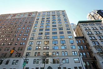 330 W 72nd St in New York, NY - Building Photo - Building Photo