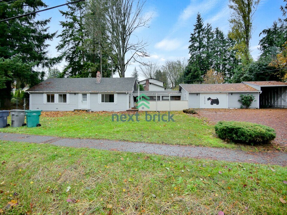 17205 Spruce Way in Lynnwood, WA - Building Photo