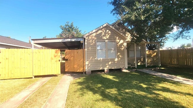 1016 N Commerce St in Baytown, TX - Building Photo - Building Photo