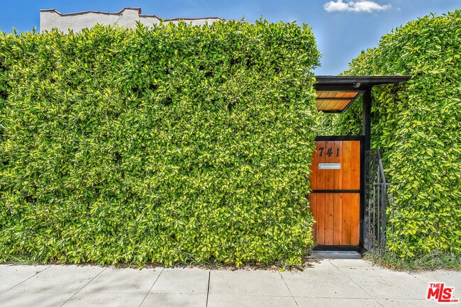 741 N Las Palmas Ave in Los Angeles, CA - Building Photo - Building Photo