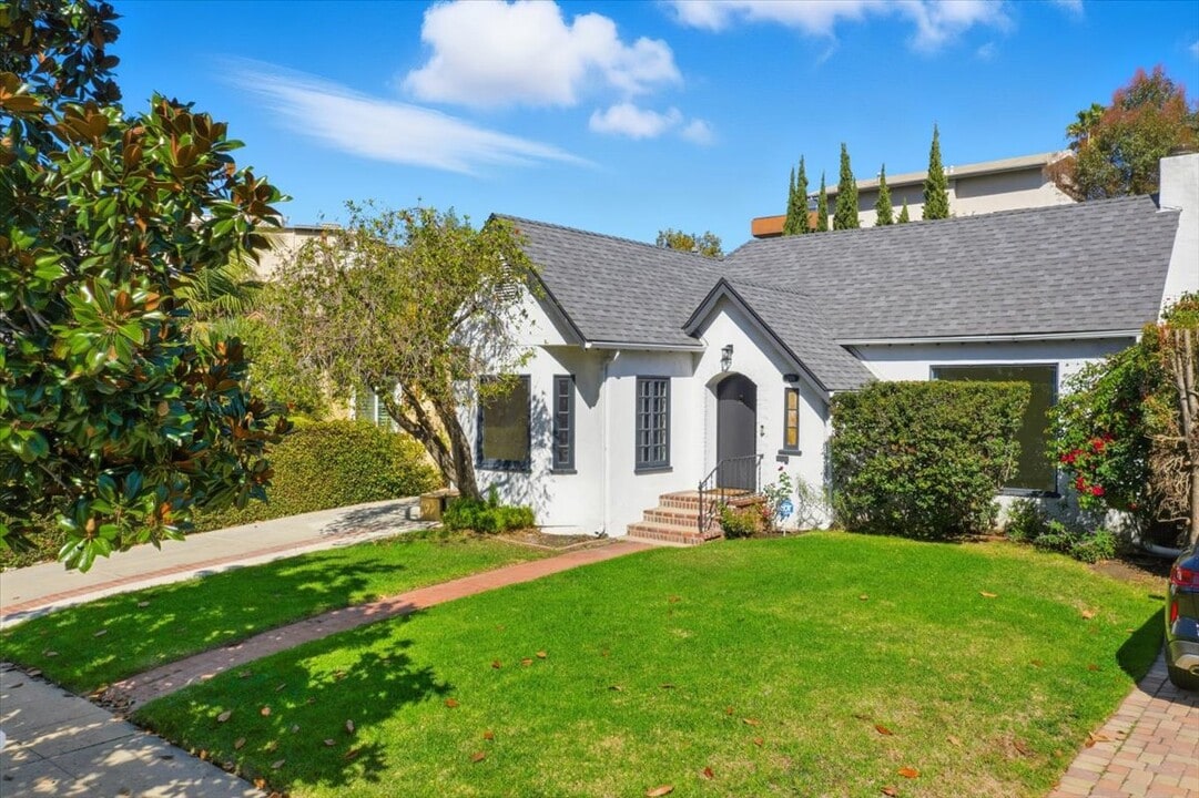 2156 Linnington Ave in Los Angeles, CA - Building Photo