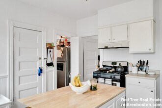 98 Cypress St in Brookline, MA - Building Photo - Building Photo