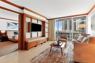 6801 Collins Ave, Unit 711 Door  710 in Miami Beach, FL - Building Photo - Building Photo