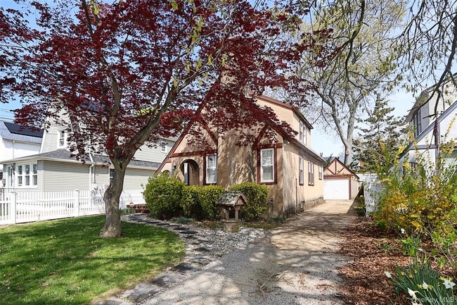 987 Kings Pkwy in Baldwin, NY - Building Photo - Building Photo