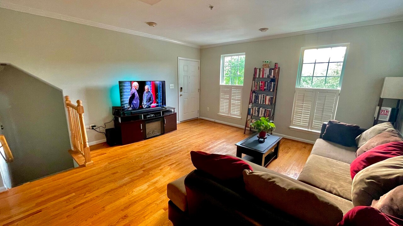 1607A Potomac Greens Dr in Alexandria, VA - Building Photo