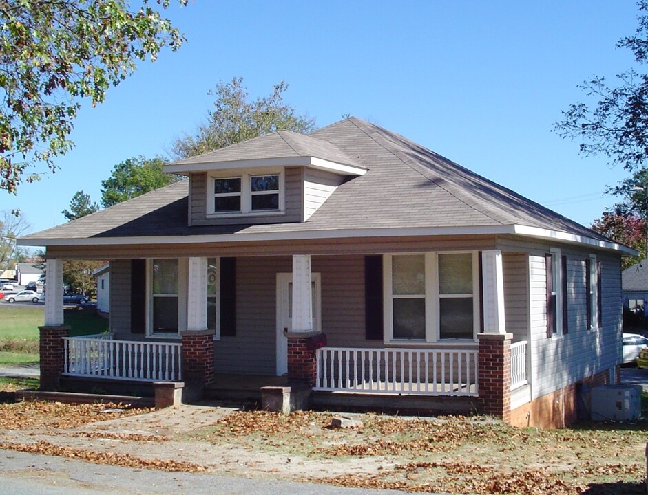 104 Calhoun St in Clover, SC - Foto de edificio