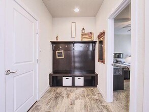 3831 Harry Wurzbach Rd in San Antonio, TX - Building Photo - Building Photo