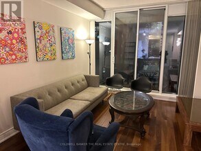 111 Elizabeth St in Toronto, ON - Building Photo - Building Photo