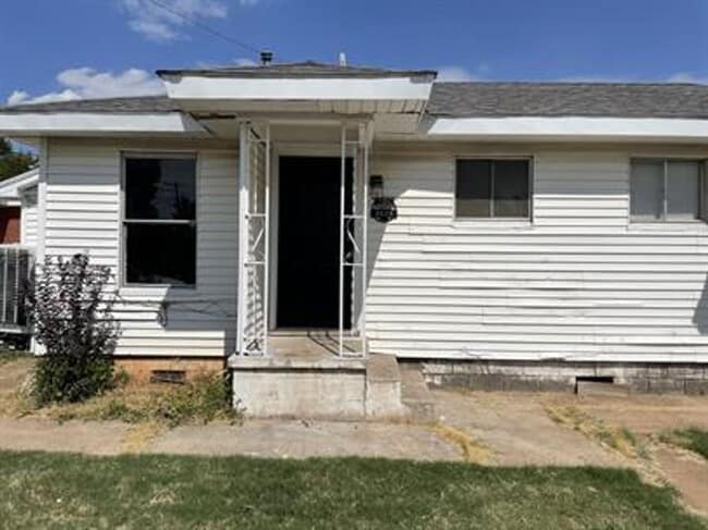property at 2825 SW 33rd St