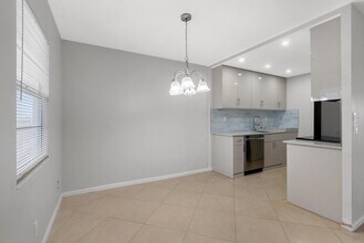 3038 Cornwall B in Boca Raton, FL - Building Photo - Building Photo