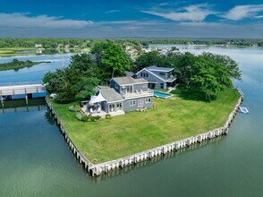 308 Towd Point Rd in Southampton, NY - Building Photo - Building Photo