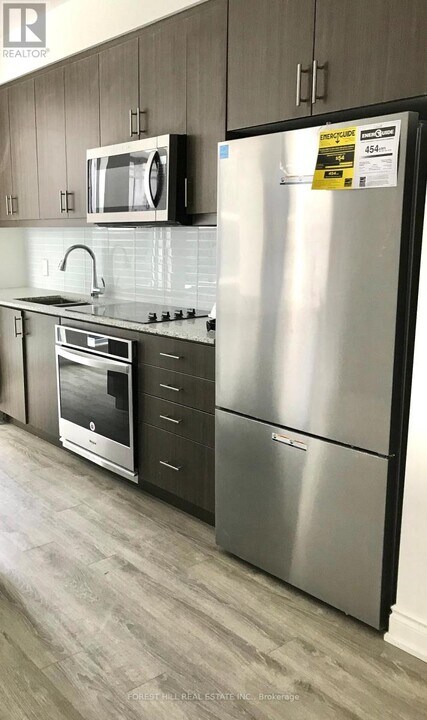 9618 Yonge St in Richmond Hill, ON - Building Photo