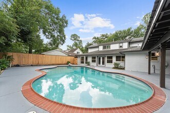 10714 Deerwood Rd in Houston, TX - Building Photo - Building Photo
