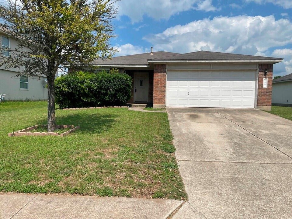 209 Katy B Ln in Bastrop, TX - Building Photo