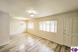 18555 Collins St, Unit C10 in Tarzana, CA - Foto de edificio - Building Photo