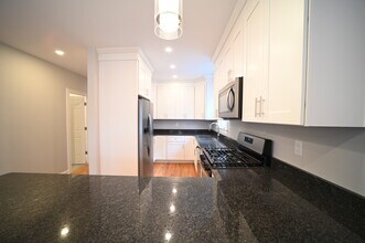 19 Roberts St, Unit 19 Roberts Street in Brookline, MA - Foto de edificio - Building Photo