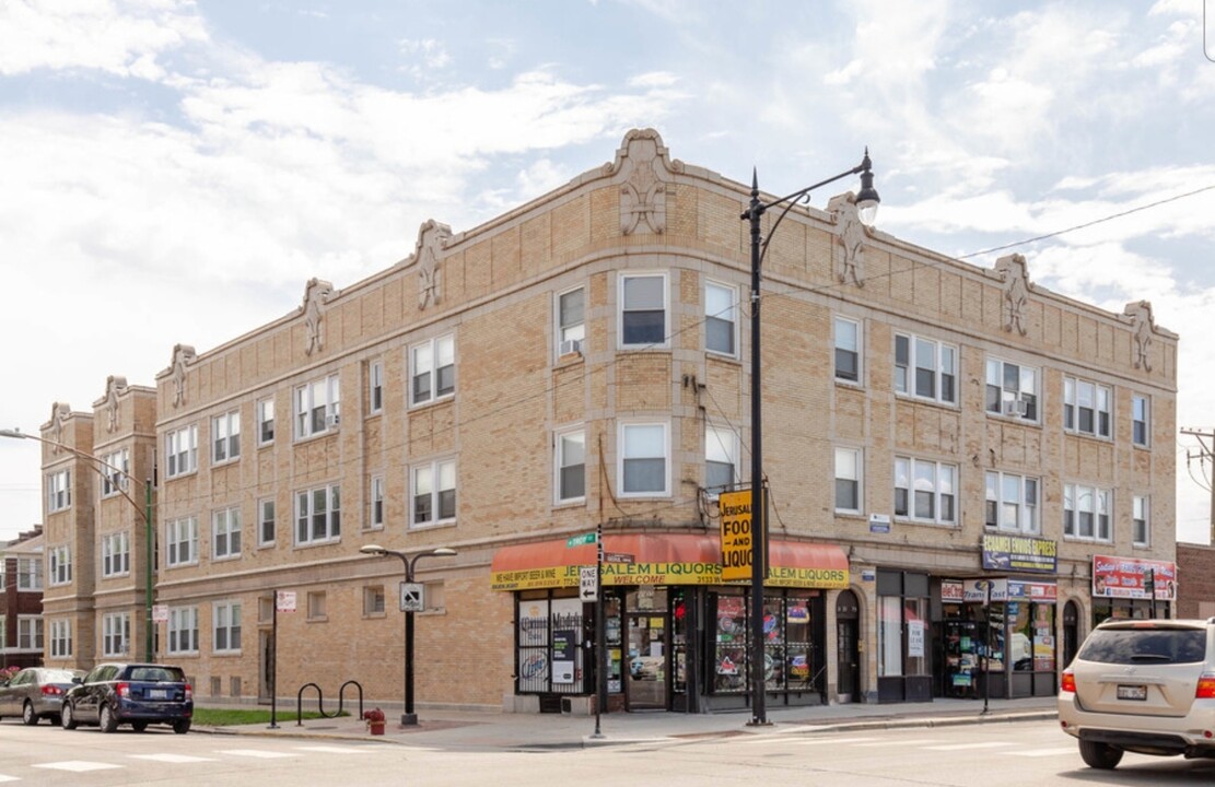 4746 N Troy St in Chicago, IL - Foto de edificio