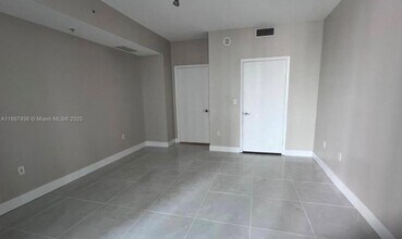 253 NE 2nd St, Unit 1504 in Miami, FL - Building Photo - Building Photo