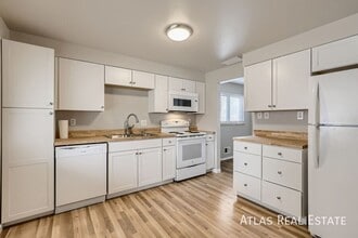 3237 Tucson St in Aurora, CO - Foto de edificio - Building Photo