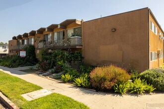 Kittridge Apartments in North Hollywood, CA - Foto de edificio - Building Photo