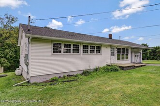 710 Griffin Rd in Moscow, PA - Foto de edificio - Building Photo