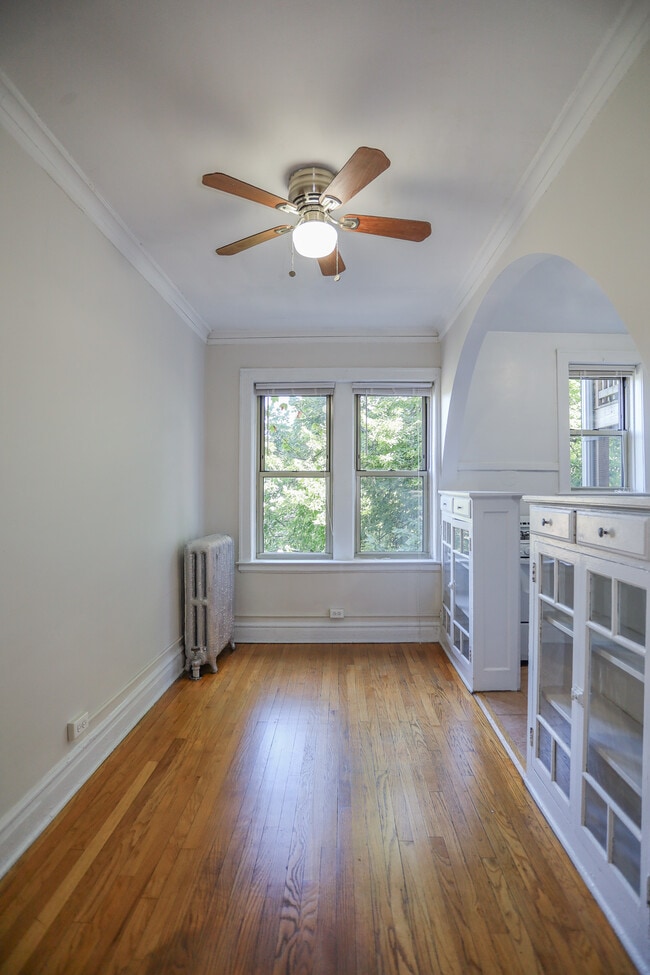 5720 S Blackstone Ave, Unit #1E in Chicago, IL - Building Photo - Building Photo