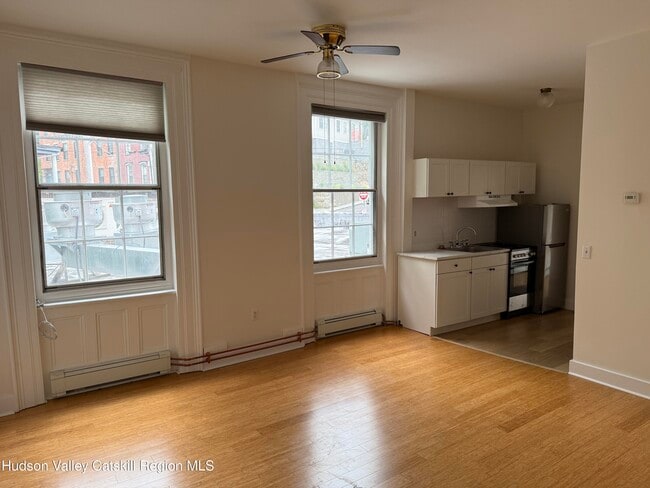 39 Broadway in Kingston, NY - Foto de edificio - Building Photo
