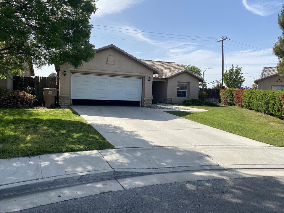8109 Libby Ct in Bakersfield, CA - Building Photo