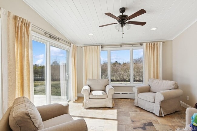 1110 Gillette Dr in East Marion, NY - Building Photo - Building Photo