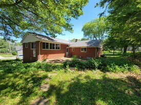 1103 College St in Cedar Falls, IA - Building Photo